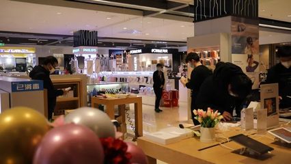 2021年全省社會(huì)消費(fèi)品零售總額增速躍居全國第15位，創(chuàng)2012年以來最佳位次，體育用品及器材零售表現(xiàn)突出